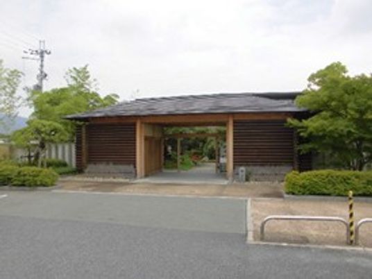 木造の正面玄関外観  