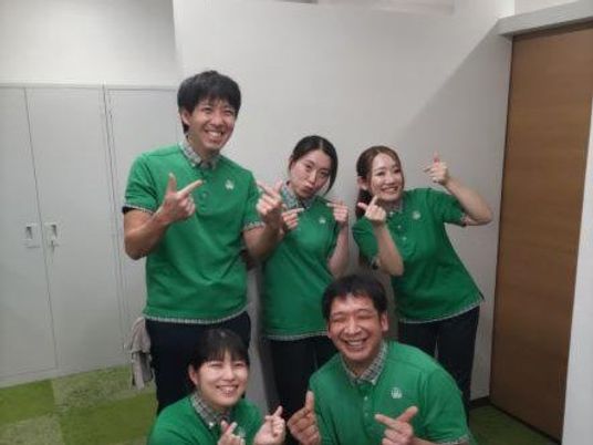 スタッフが並ぶ室内