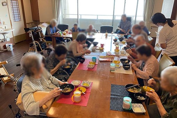 和やかな食事風景