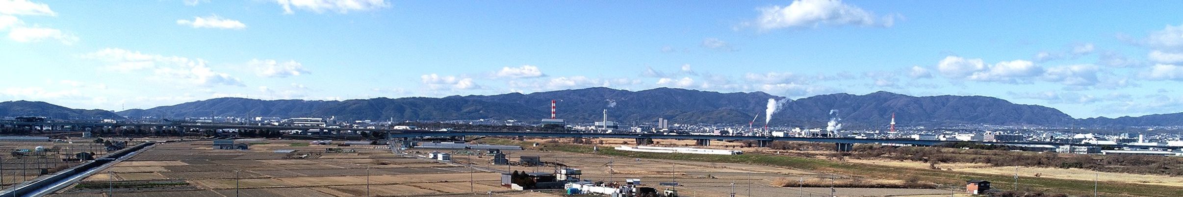 美しい自然の山々と広大なフェンス