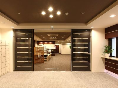 エントランスの明るい風景