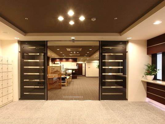 エントランスの明るい風景