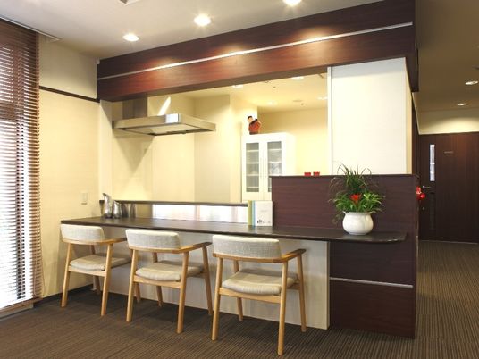 明るいカウンターの洋室