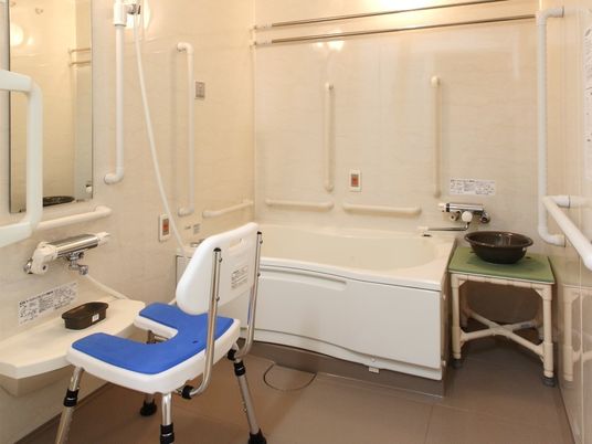 バリアフリー設計の浴室