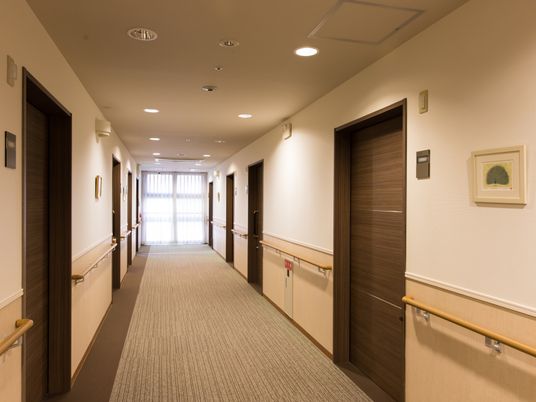 清潔感のある暖かみの廊下