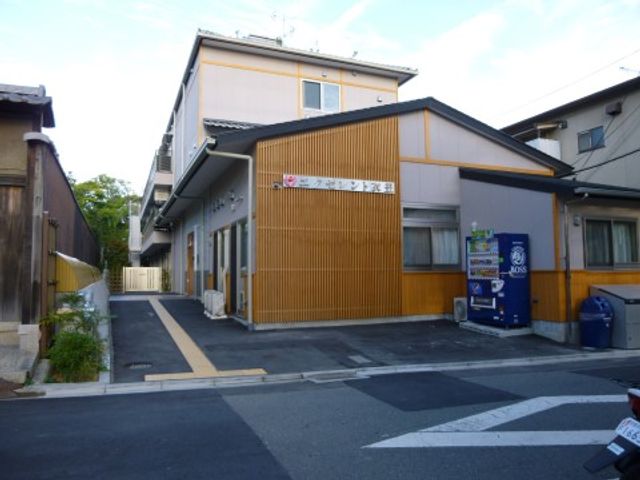 アクセス良好な建物外観 外観 清潔感のある建物正面からの入口は、利用者の出入りがしやすいように段差が少なく設計されています。周囲の住宅街に溶け込む落ち着いた外観です。