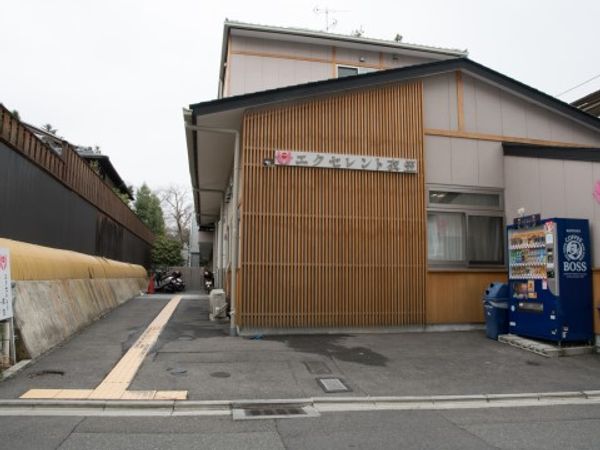 木目調の建物の外観