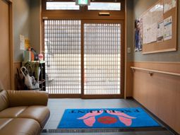 玄関に設置されたベンチ
