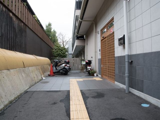 入口へと続く清潔な通路 外観2 整備されたアクセス路は気持ちよく通行でき、きれいな建物の入り口がお出迎えします。