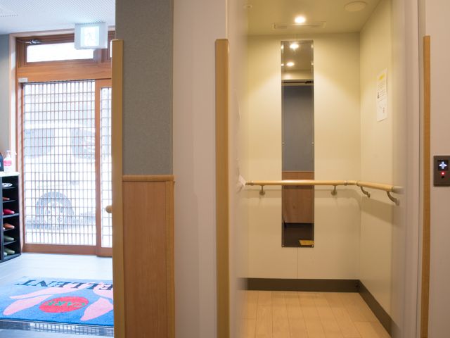 バリアフリー設計のエントランス エレベーター ゆとりのある通路と手すりが設置されたエントランスです。安心してご利用いただけるよう配慮された空間です。