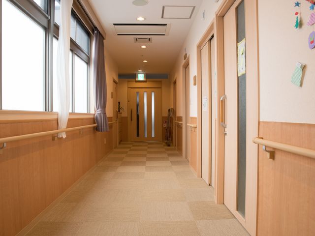 明るく広い廊下 廊下 自然光が差し込む清潔感のある廊下は、ゆったりとした移動が可能です。手すりが整備されており、安全に配慮されています。