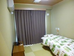 和室風の居室の一角