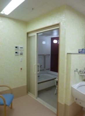 居室のドアと洗面台