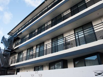 モダンな建物の外観