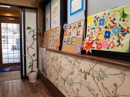 廊下の掲示物と装飾