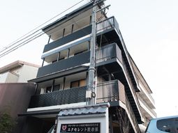 多階層の建物外観