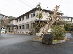 白壁の建物と中庭