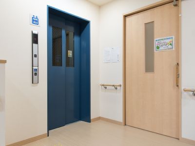 清潔なエレベーター周辺
