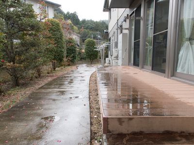 雨後の施設の中庭