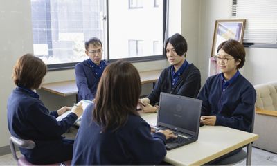 会議中のスタッフ