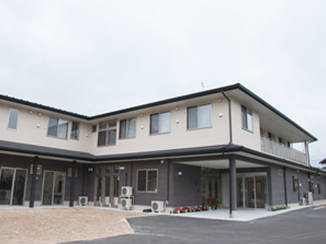 二階建ての建物外観 外観 美しい二階建ての建物です。広々としたエントランスと、明るい外観が魅力的です。