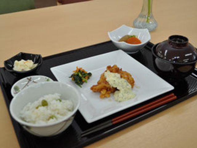 整った食事の様子 ダイニングルーム 健康的で美味しそうな食事が提供されている様子です。温かみのあるダイニングでリラックス。