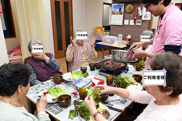 共有スペースでの食事風景