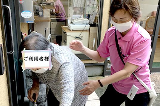 介護スタッフと高齢者の手助け