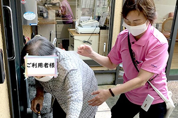 介護スタッフと高齢者の手助け