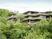 緑に囲まれた建物