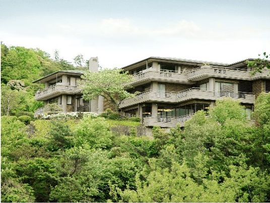 緑に囲まれた建物