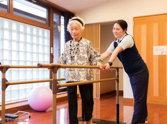 ケアスタッフと高齢者のトレーニング