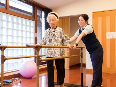 ケアスタッフと高齢者のトレーニング