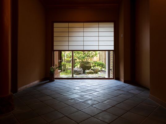 和式の明るい玄関