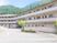 山並みの前に建つ施設外観  