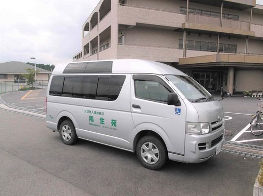 送迎車と建物外観  