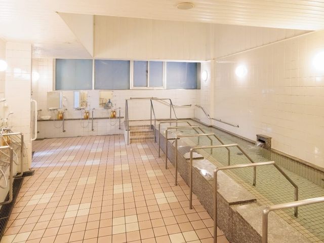 手すり付きの浴室 浴室   手すりが多く設けられた広めの浴室です。ゆったりとした空間で、入浴時の見守りや介助がしやすそうです。