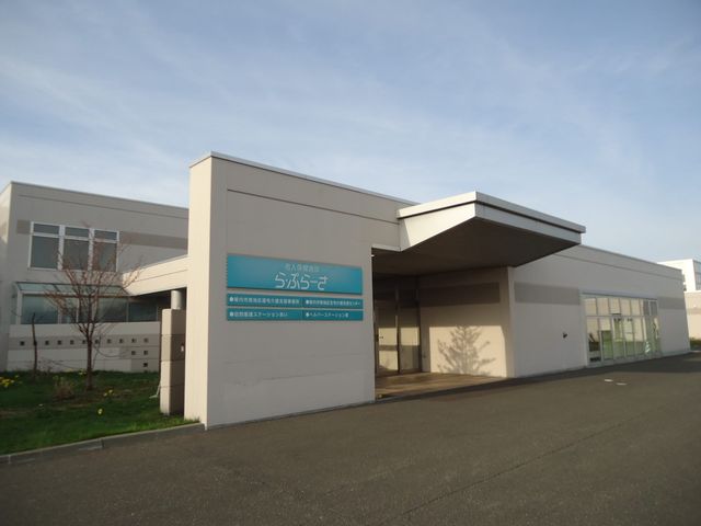 施設の外観 外観   シンプルで落ち着いた印象の建物です。広い車寄せがあり、出入りしやすそうなつくりです。