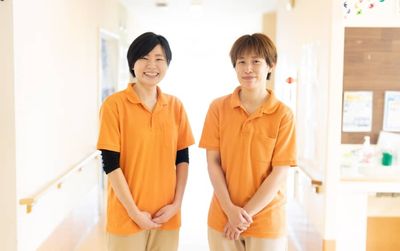 スタッフの明るい廊下