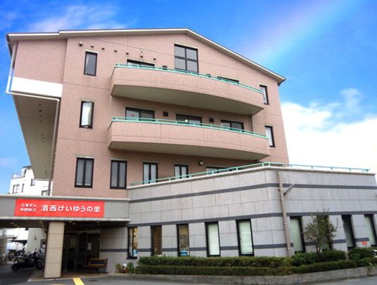 落ち着いた外観の建物