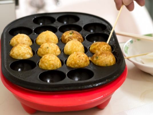 焼きたてのたこ焼き作り
