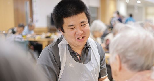 スタッフの交流場面