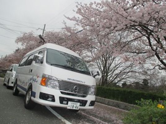 送迎車と桜の外観  