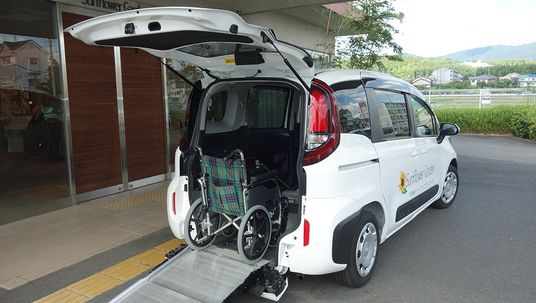 車椅子対応車と車庫