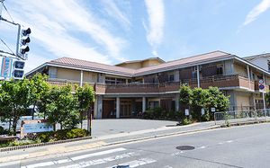 緑に囲まれた建物の外観