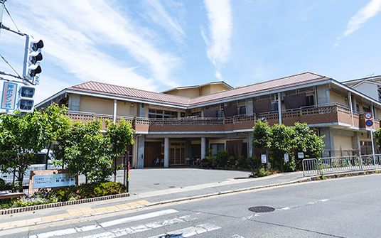 緑に囲まれた建物の外観