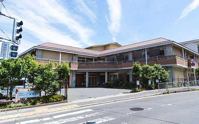 緑に囲まれた建物の外観