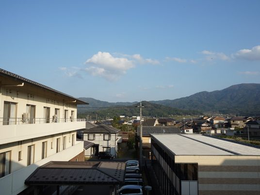 施設外観と山並み  