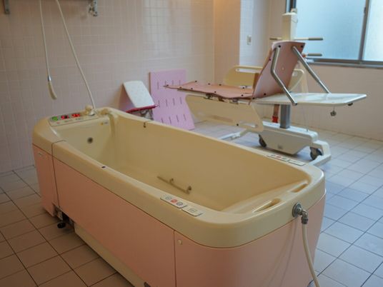 浴槽と介助台の浴室  