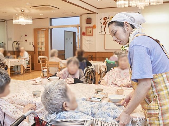 居室の風景 居室 広々とした居室で、介護士が親切に入居者をサポートしています。温かい雰囲気が魅力です。